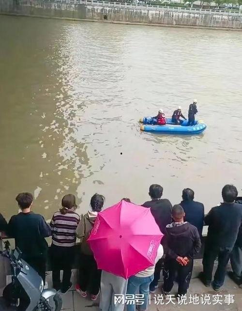 女生跳江吃瓜,围观群众竟只为吃瓜？