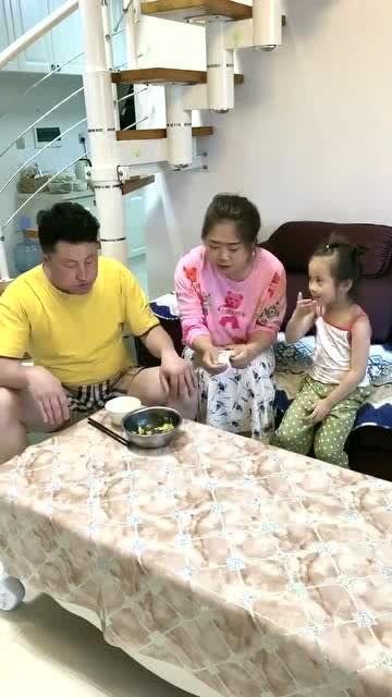 娘俩抢瓜吃,温馨家庭趣事一幕