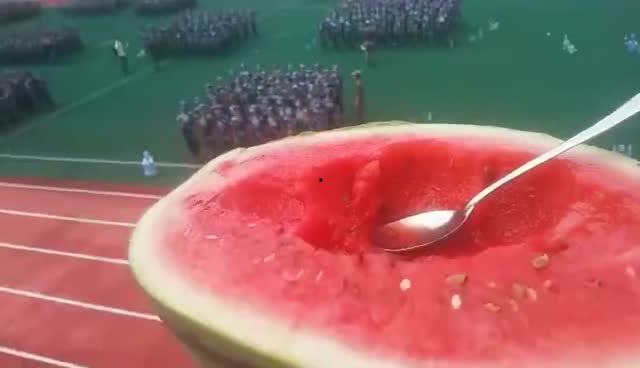 学妹跳舞吃瓜,学妹跳舞的欢乐时光